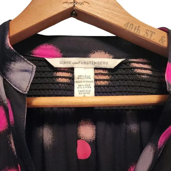 Like-New Diane von Furstenberg Black Polka Doted Silk Zazu V Neck Blouse Size 4 - Picture 7 of 10